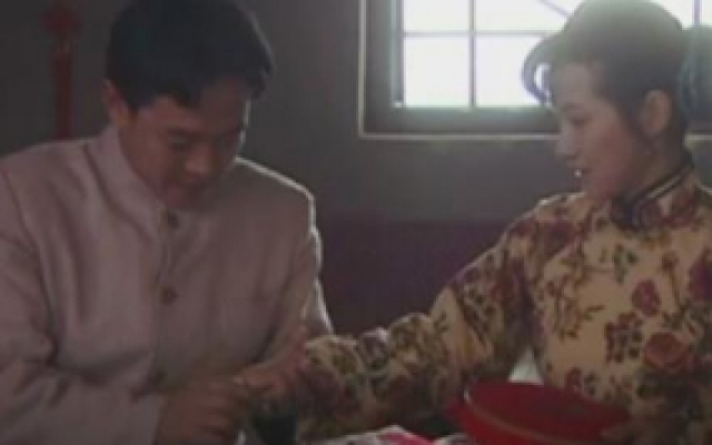 小叔子给二嫂看手相，趁其不备抱住表白，二嫂：你早该成个家了