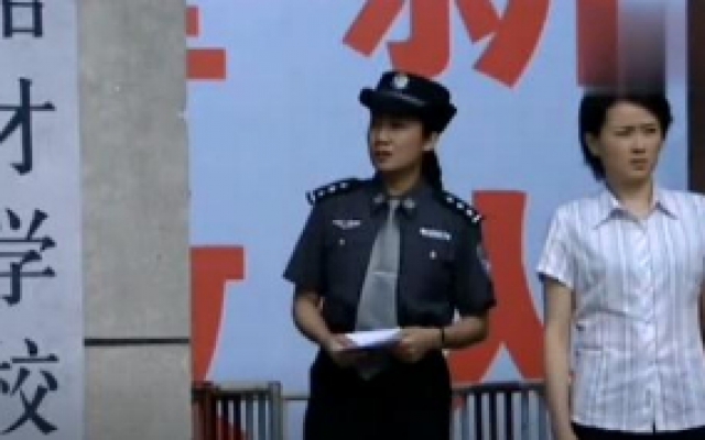 女囚犯被狱警带出监狱，要去见一个人，想不到却是她病危的母亲