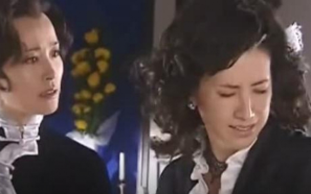 两个女人在丈夫的灵堂上一言不合就互扇耳光，这一幕实在是太精彩