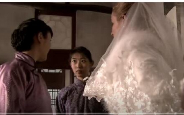 洋媳妇穿上婚纱，中国女孩看呆了