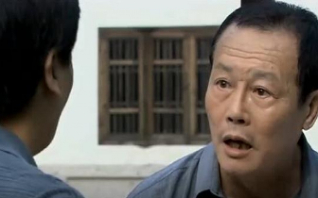 大叔做坏事被村主任发现，前来送礼道歉，谁知被主任一顿冷嘲热讽