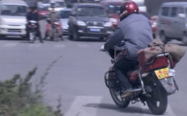 第一目标：小伙摩托后座绑着血淋淋的麻袋，警察骑自行车追捕