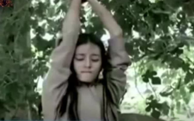 迪丽热巴20岁时《阿娜尔罕》中被鞭打是真的，这段虐哭了，心疼！
