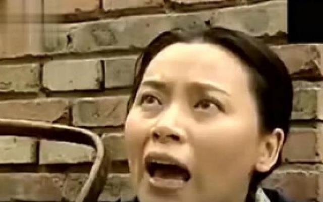 为了养活女儿，单身妈妈摆个擦鞋的小摊，还被城管给抓住了