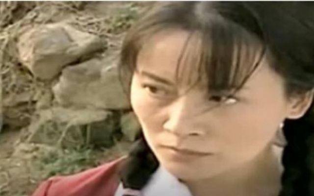 父亲为了三间瓦房，竟把女儿嫁给瘸子，弟弟：大喊，姐快跑！