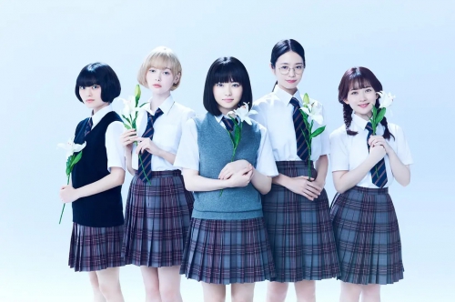 骚动时节的少女们啊。 