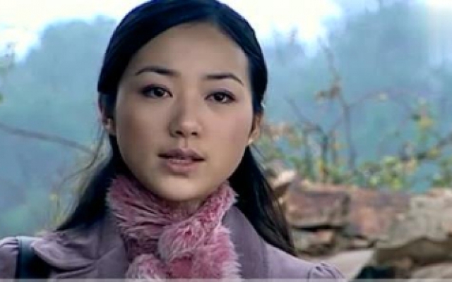 美女正在寻找货源，不想碰到了以前帮助自己的人贩子，世界真小啊 