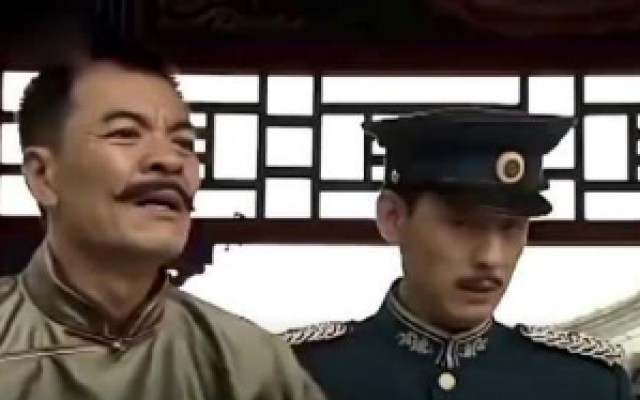 将军在家试军火，傻儿子看到后抄起机枪就一顿扫，老爹被吓个半死