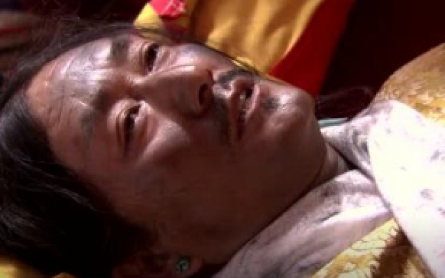 西藏秘密：部分官员支持仁钦摄政，可仁钦却重伤躺在门板上，没办法当摄政！
