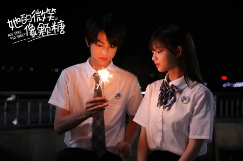 她的微笑像颗糖