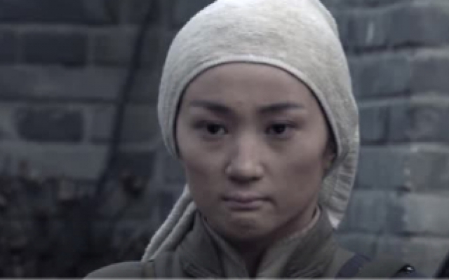 男子把姑娘带到家里，却因姑娘女扮男装，被一家人当成了男人看待 