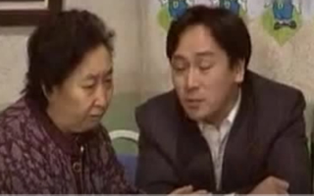 候车大厅 冤家路窄 本来是想谈合作对抗对方，来的却是冤家。