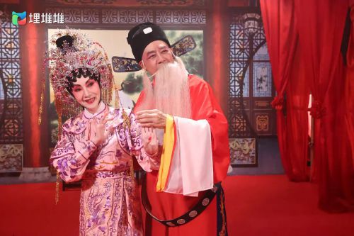 灵戏逼人 靈戲逼人