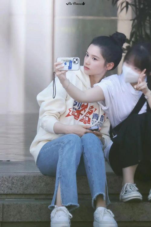 他从火光中走来