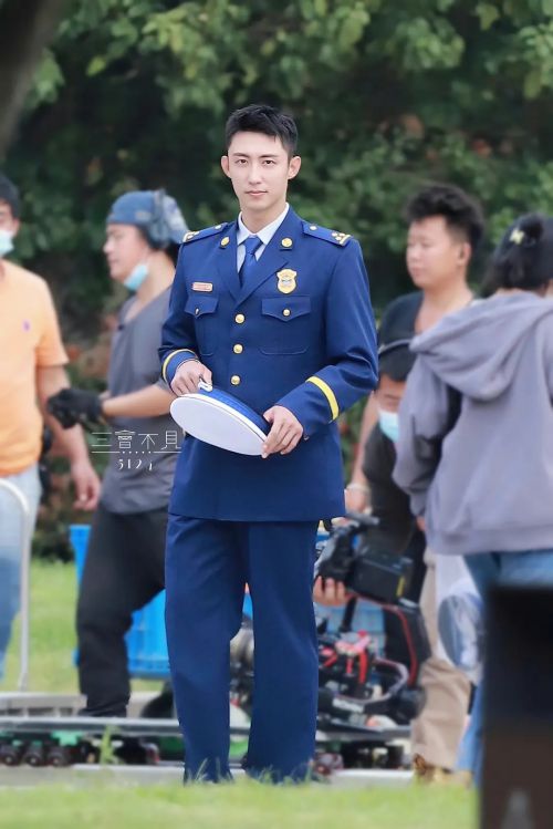 他从火光中走来