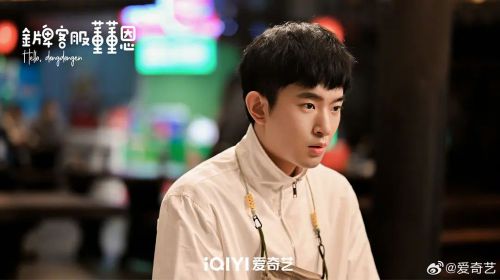 金牌客服董董恩