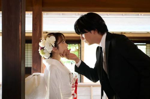 爬墙新娘年十八。 18歳、新妻、不倫します。