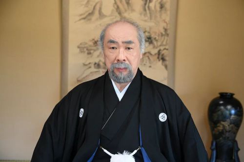 爬墙新娘年十八。 18歳、新妻、不倫します。